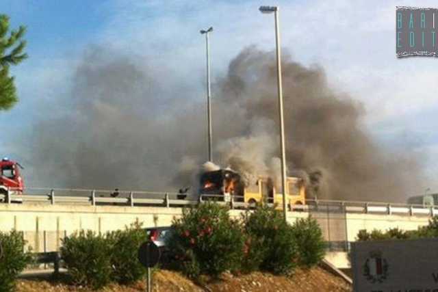 Bari, il bus n.19 va a fuoco mentre percorre la tangenziale: foto e video